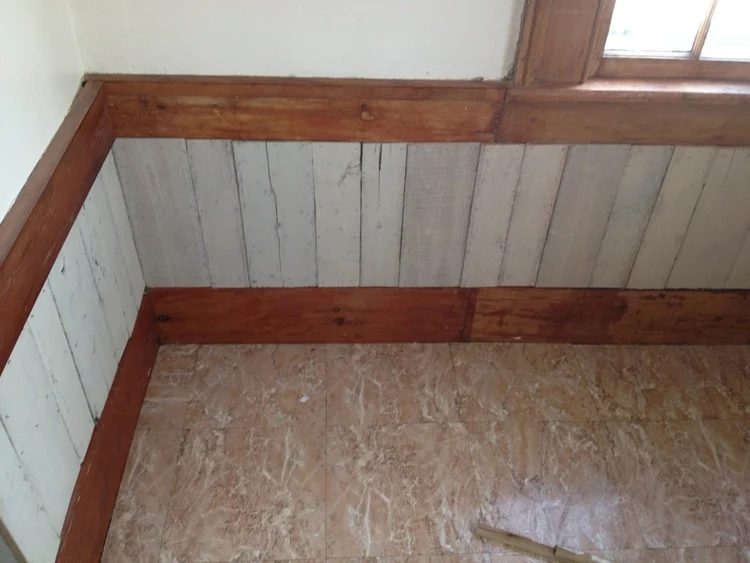 kitchen-chair-rail-with-pallet-wood-be-fed-again