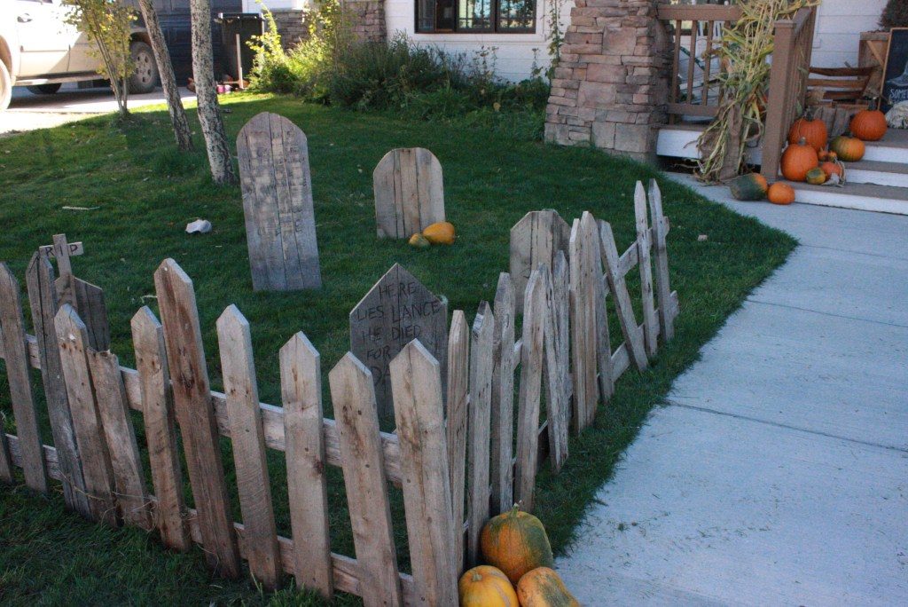 pallet-graveyard-decor-for-halloween