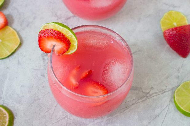 Brighten up your spring and summer days with a refreshing strawberry drink! Serve these 7 strawberry drinks at your next BBQ or pool party! 7 Delicious Strawberry Drinks via @tipsa