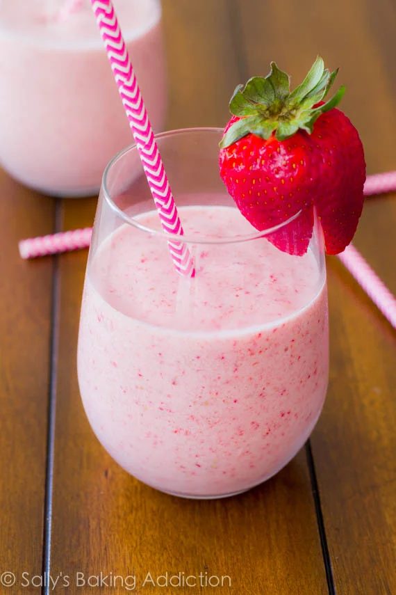 Brighten up your spring and summer days with a refreshing strawberry drink! Serve these 7 strawberry drinks at your next BBQ or pool party! 7 Delicious Strawberry Drinks via @tipsa