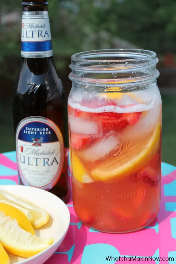 Brighten up your spring and summer days with a refreshing strawberry drink! Serve these 7 strawberry drinks at your next BBQ or pool party! 7 Delicious Strawberry Drinks via @tipsa
