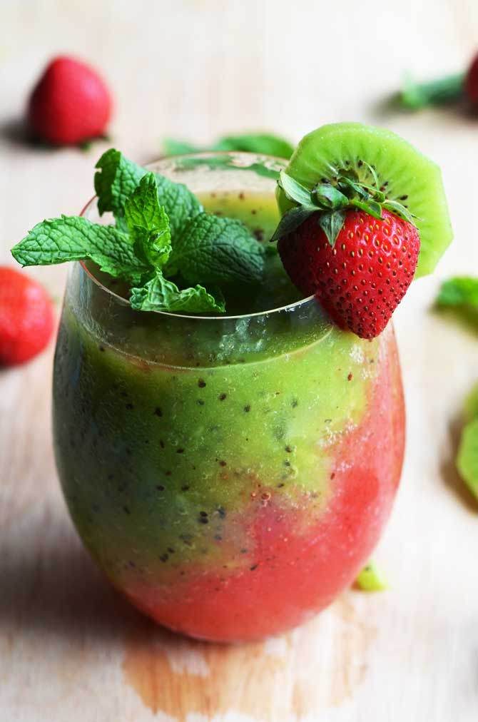 Brighten up your spring and summer days with a refreshing strawberry drink! Serve these 7 strawberry drinks at your next BBQ or pool party! 7 Delicious Strawberry Drinks via @tipsa