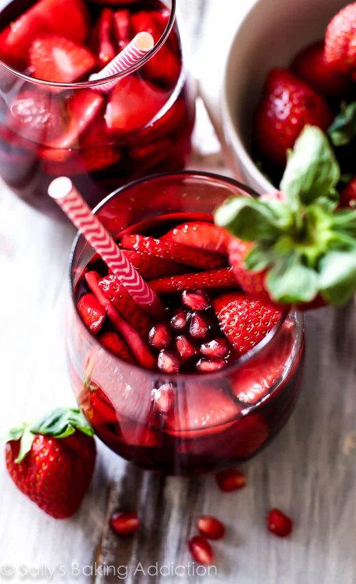 Brighten up your spring and summer days with a refreshing strawberry drink! Serve these 7 strawberry drinks at your next BBQ or pool party! 7 Delicious Strawberry Drinks via @tipsa