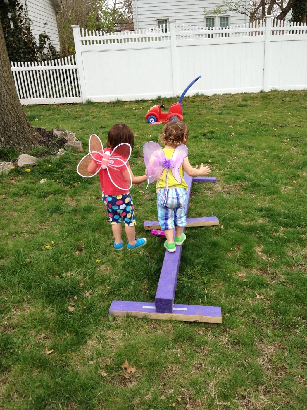 Wondering what to do with your empty backyard? Try these 8 Handmade outdoor play equipment options to turn your backyard into a fun playground for your kids! 7 Handmade Outdoor Pla