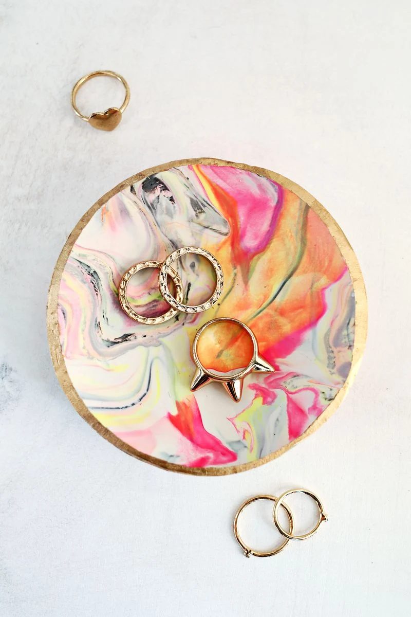 look at these 7 marbled Handmade projects that range from straightforward to a bit complicated, but all of them will add beauty and art to your home. 7 strong Marbled Handmade Proj