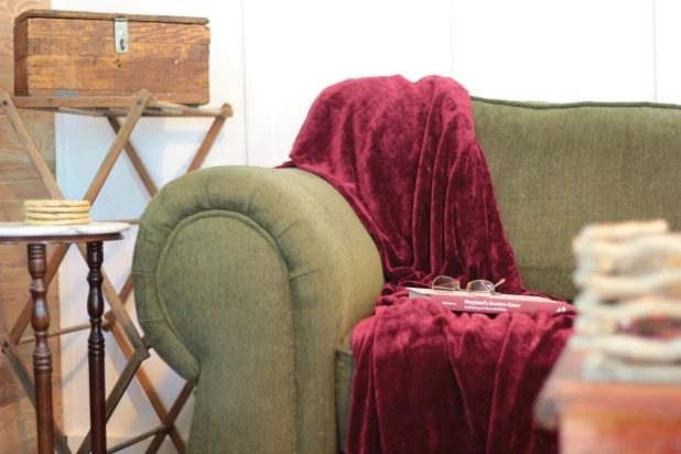 7 direct ways to decorate with red from thespacebetweenblog.net on Bekob.com #decorating #red #valentinesday