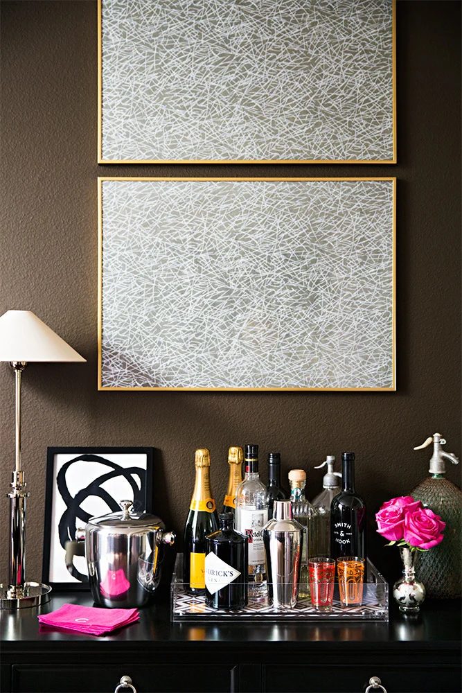 Can't pass up a pretty tray? Here are 8 uses for trays around the house, from the bathroom to the kitchen. Read on to see just how useful a tray can be! 8 Practical (and Stylish) U