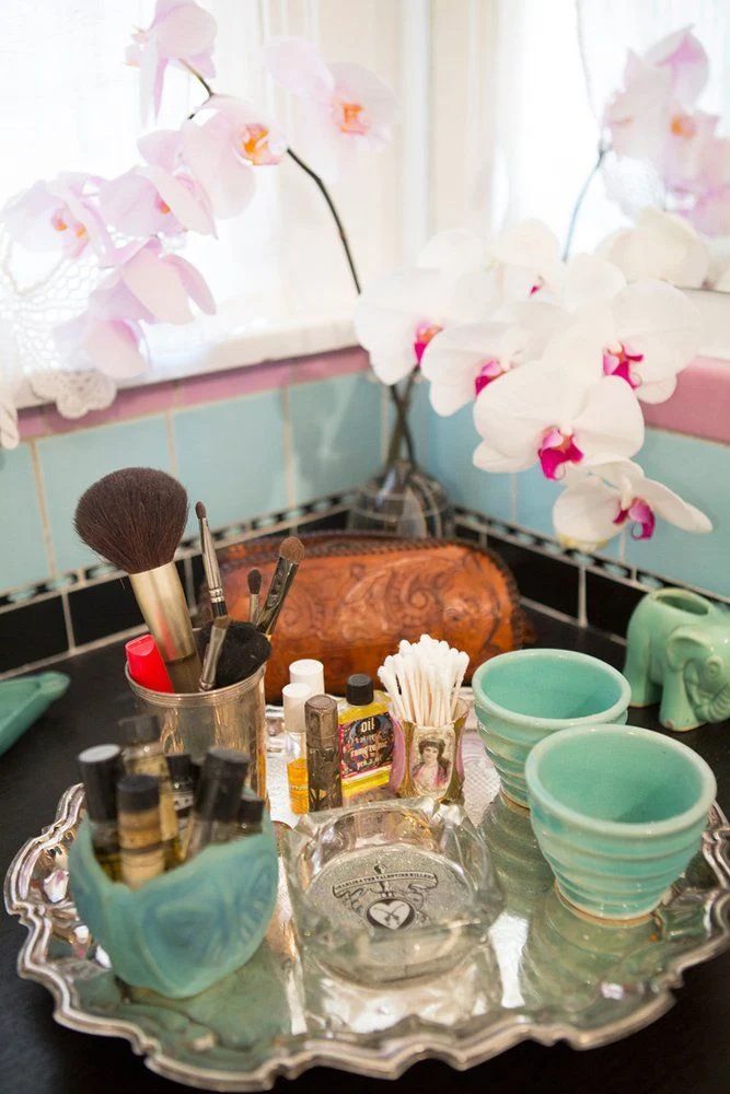 Can't pass up a pretty tray? Here are 8 uses for trays around the house, from the bathroom to the kitchen. Read on to see just how useful a tray can be! 8 Practical (and Stylish) U