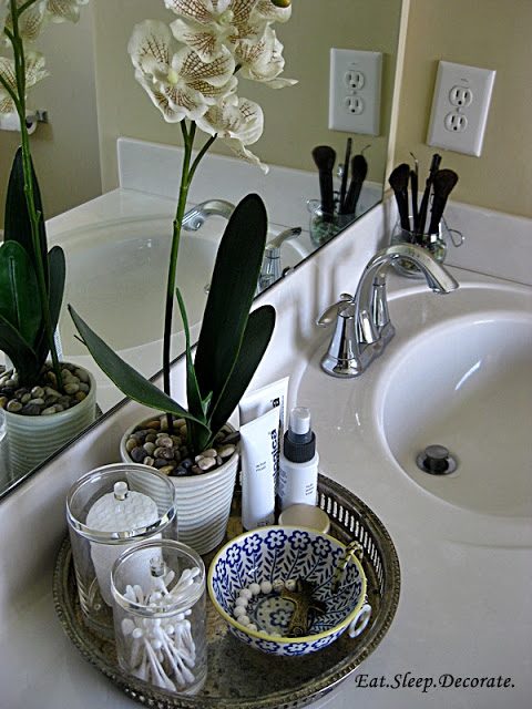 Can't pass up a pretty tray? Here are 8 uses for trays around the house, from the bathroom to the kitchen. Read on to see just how useful a tray can be! 8 Practical (and Stylish) U
