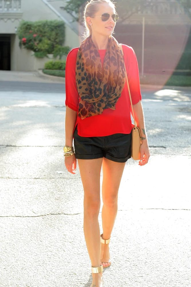 If you buy only one clothing item for the fall season, consider buying a really nice leopard scarf. Here are 8 chic ways to wear a leopard scarf! 8 Stylish Ways to Wear a Leopard S