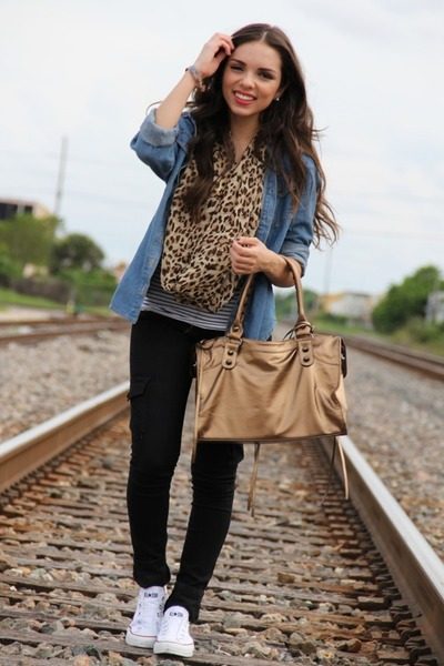 If you buy only one clothing item for the fall season, consider buying a really nice leopard scarf. Here are 8 chic ways to wear a leopard scarf! 8 Stylish Ways to Wear a Leopard S