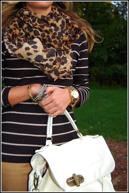 If you buy only one clothing item for the fall season, consider buying a really nice leopard scarf. Here are 8 chic ways to wear a leopard scarf! 8 Stylish Ways to Wear a Leopard S