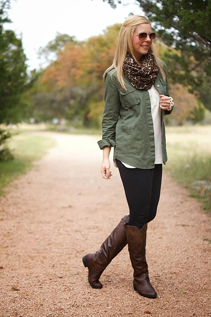 If you buy only one clothing item for the fall season, consider buying a really nice leopard scarf. Here are 8 chic ways to wear a leopard scarf! 8 Stylish Ways to Wear a Leopard S
