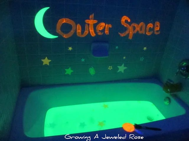 Here are 9 fun options for bath time to turn a daily routine into an adventure for kids! These bath tub activities are also great for rainy and cold days! 9 options for bath time f