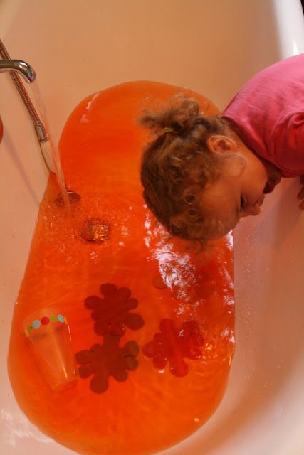 Here are 9 fun options for bath time to turn a daily routine into an adventure for kids! These bath tub activities are also great for rainy and cold days! 9 options for bath time f