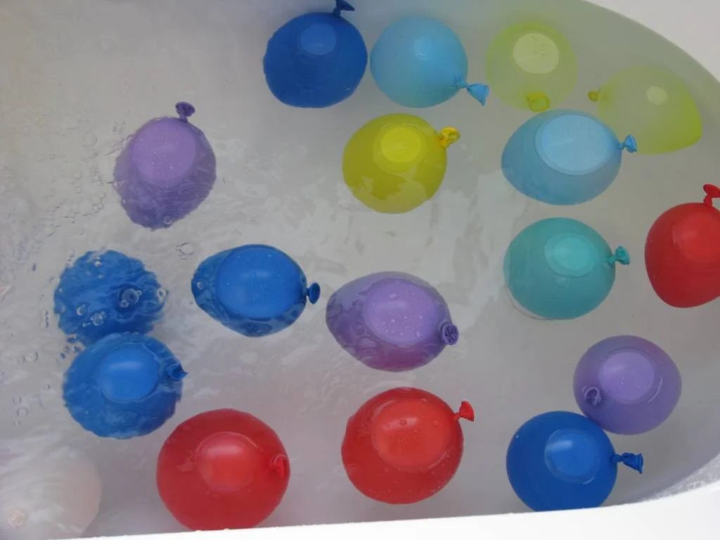 Here are 9 fun options for bath time to turn a daily routine into an adventure for kids! These bath tub activities are also great for rainy and cold days! 9 options for bath time f