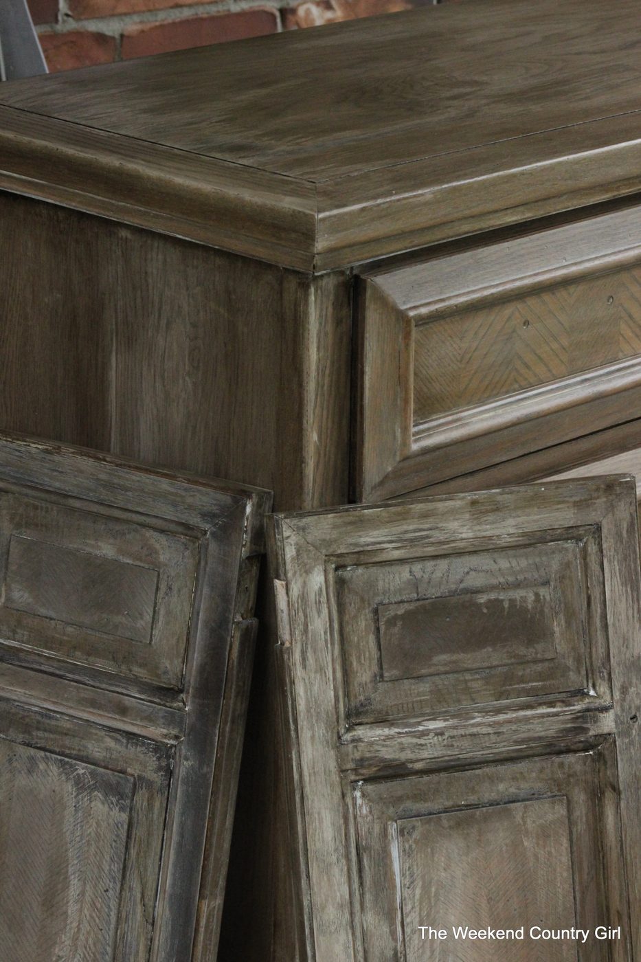 Weathered wood stain tutorail for a rustic look by The Weekend Country Girl on @Bekob