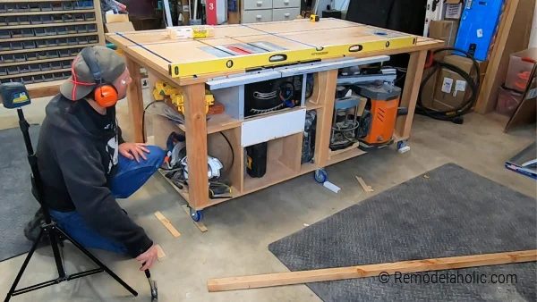 01 Level The Workbench And Table Saw