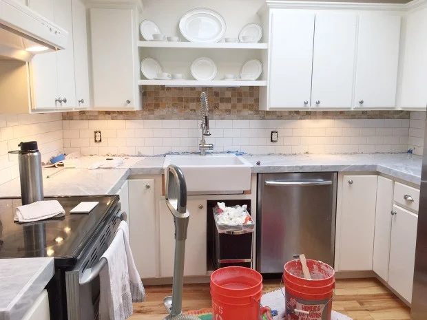 how to apply porcelain subway backsplash tiles over existing tile backsplash, Zevy Joy featured on @Bekob