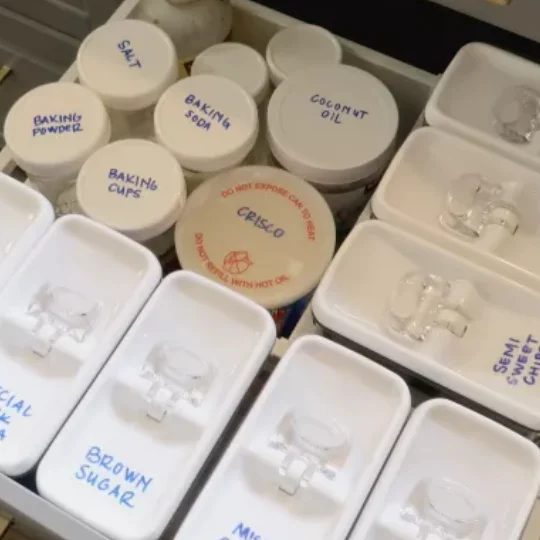 3.3 Organied Kitchen Drawer With Same Tupperwares Labeled
