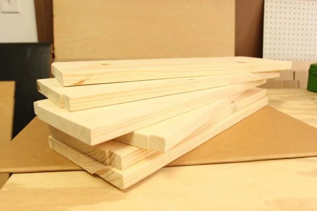 cut shelves to fit old trunk bookcase, featured on Bekob.com