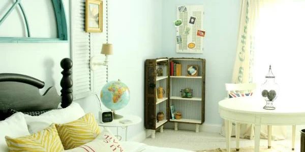 Turn An Antique Trunk Into a Bookshelf