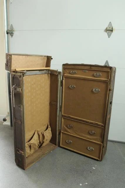 old trunk suitcase to be turned into a bookshelf, featured on Bekob.com