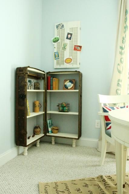 Turn An Antique Trunk Into A Bookshelf | featured on Bekob.com #antique #vintage #furniture #upcycle #trunk #bookshelf @Bekob