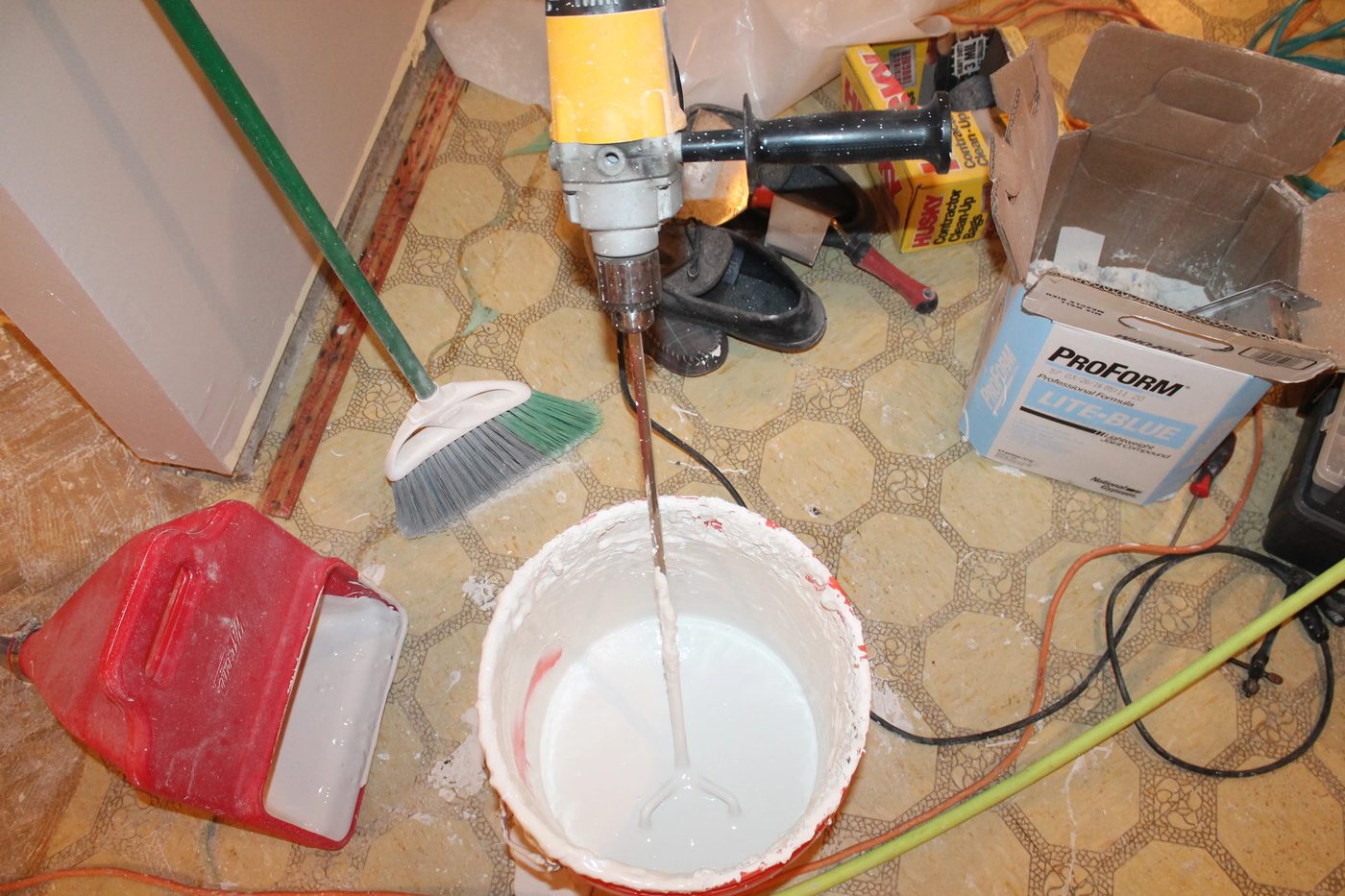 mixing drywall compound for knockdown ceiling texture