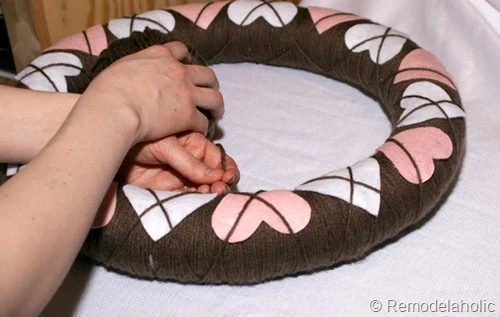 How to make an Argyle Valentine's Wreath from Bekob