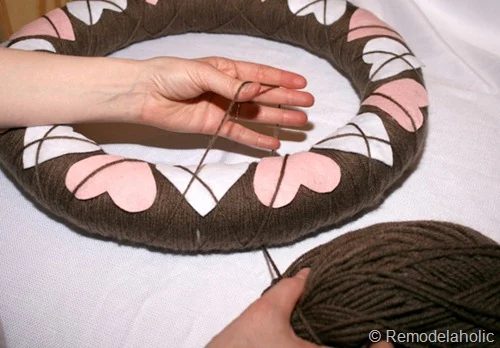 How to make a yarn and felt argyle Valentine's Wreath from Bekob