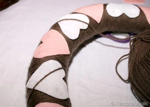 How to make a yarn and felt wreath from Bekob