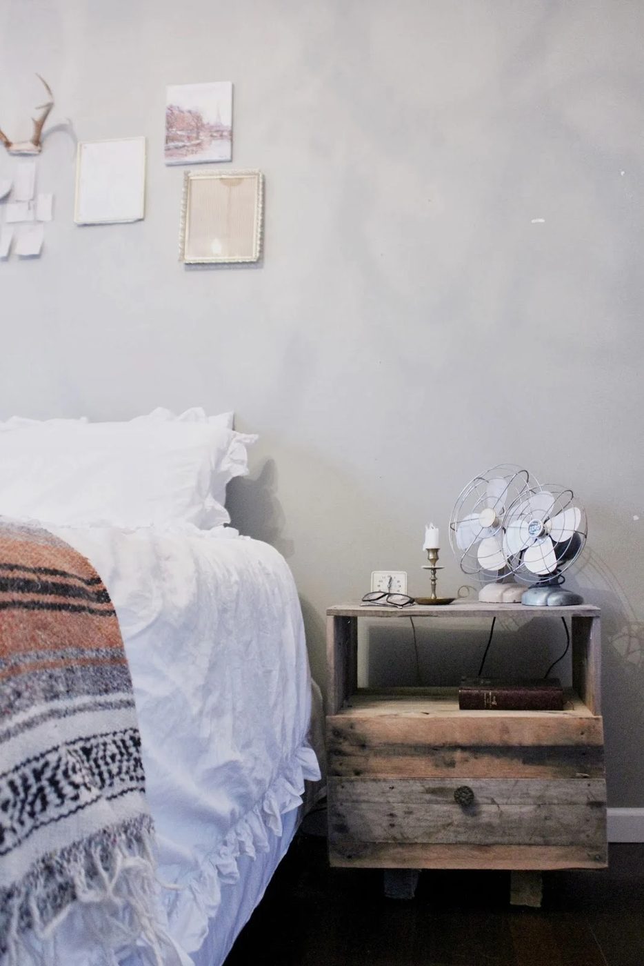 Pallet nightstand and 15 solid pallet furniture options featured on Bekob.com