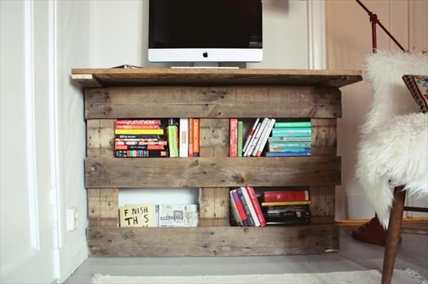 Pallet desk and 15 solid pallet furniture options featured on Bekob.com