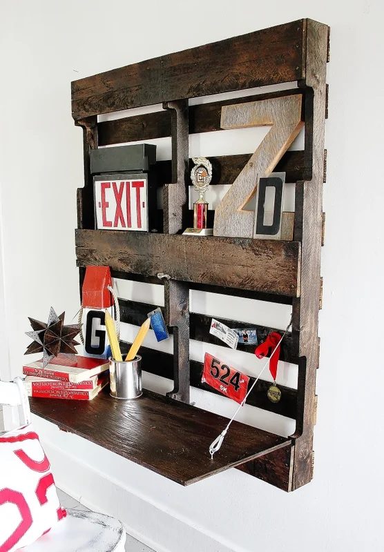 folding pallet desk and 15 solid pallet furniture options featured on Bekob.com