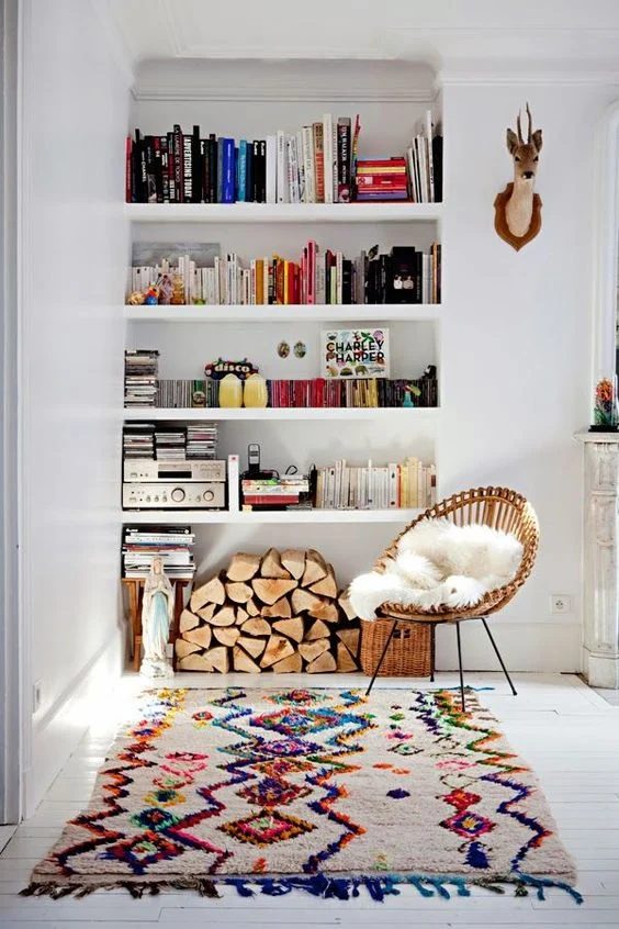 Awkward Alcove Solution: Add floating shelves | More options at Bekob.com | Image source: secret-berbere.com