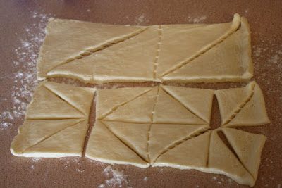Bacon and Cream Cheese Crescents | FOODIEaholic.com #recipe #cooking #baking #appetizer #crescents #bites #bacon