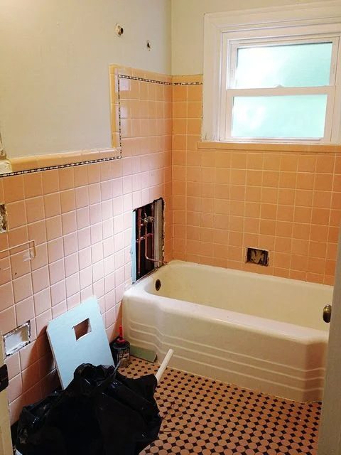 Updating an old bathroom with graoutable peel and stick tiles (2)