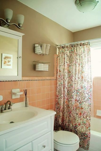 Updating an old bathroom with graoutable peel and stick tiles (1)