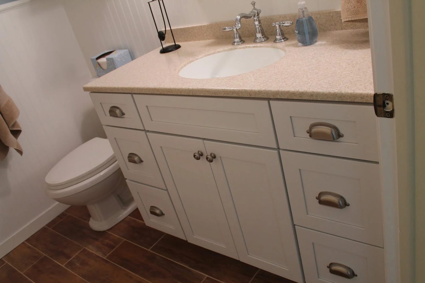 8 White bathroom reveal, by Elizabeth and Co featured on @Bekob