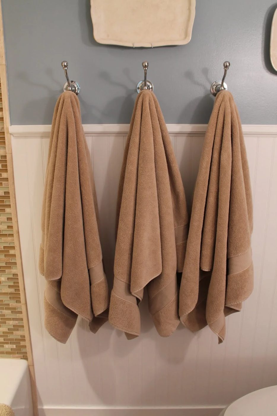 15 Towel hooks vs towel bars, by Elizabeth and Co featured on @Bekob