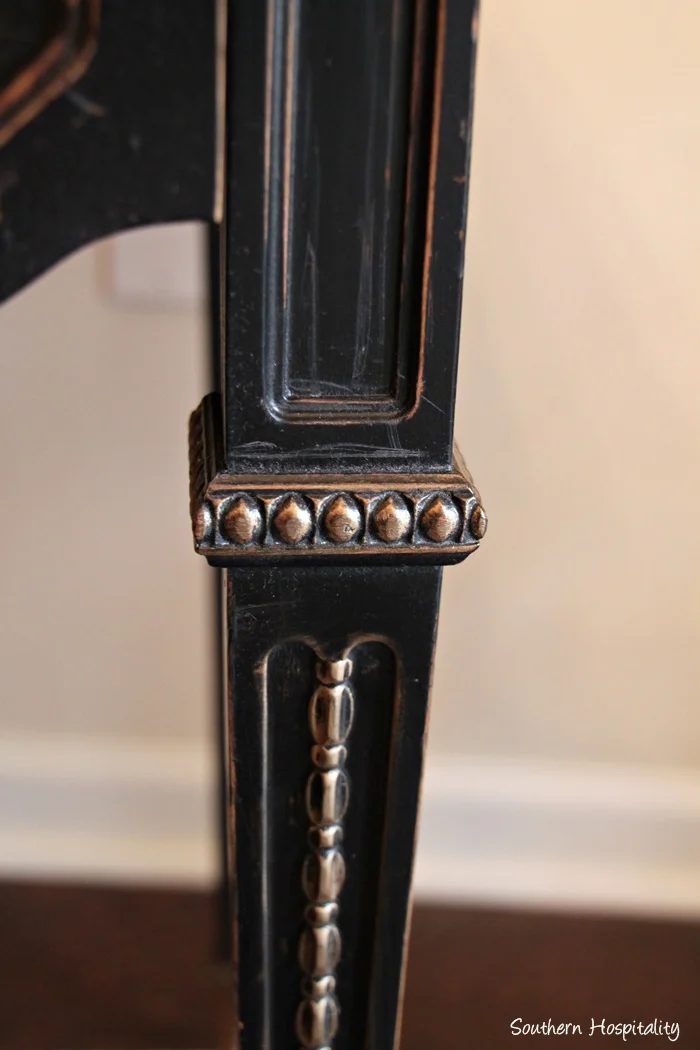 Preserve details when refinishing furniture using chalk paint by Southern Hospitality featured on @Bekob