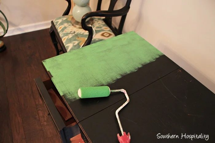 How to use chalk paint to refinish furniture in bold colors, Maison Blanche St Anne, by Southern Hospitality featured on @Bekob