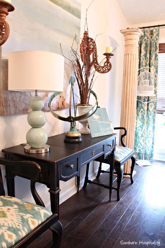 walkthrough for painting furniture using chalk paint by Southern Hospitality featured on @Bekob