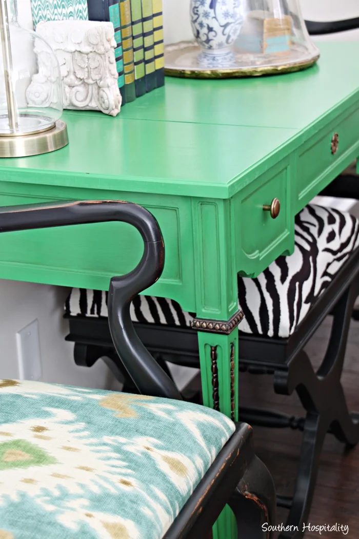 How to use chalk paint to change the color of furniture, by Southern Hospitality featured on @Bekob