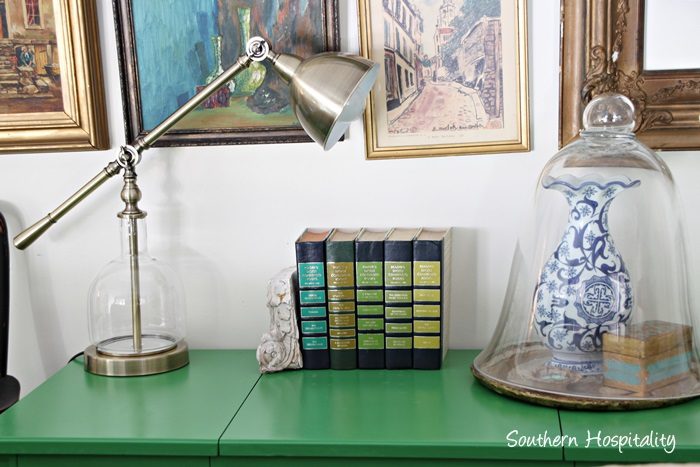 How to use your accent color to paint furniture, a walkthrough using chalk paint by Southern Hospitality featured on @Bekob