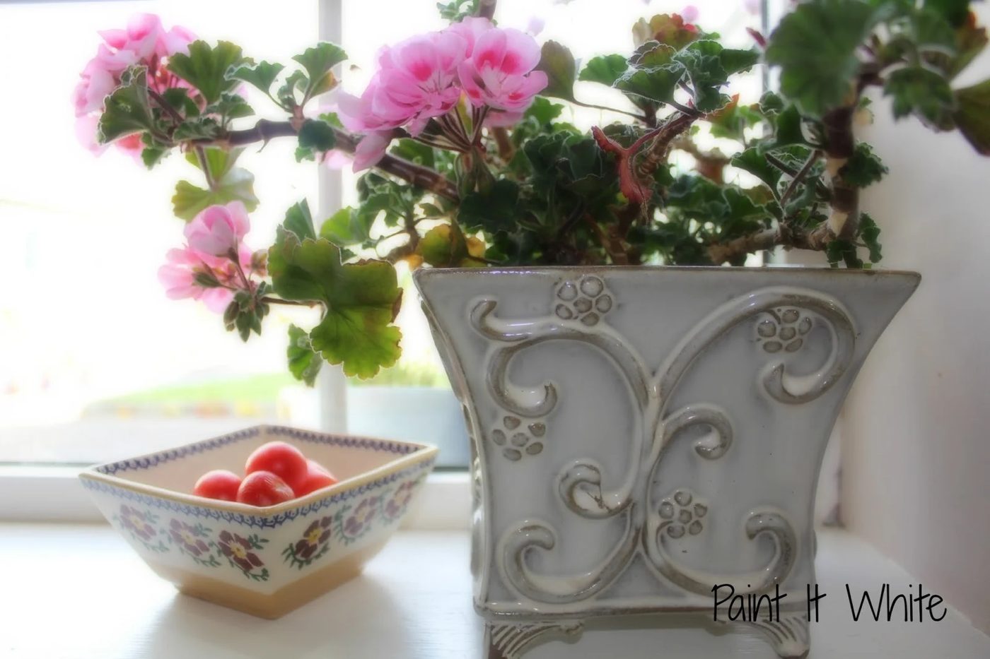 20 Rustic white kitchen with greenery for accents, by Paint it White featured on @Bekob