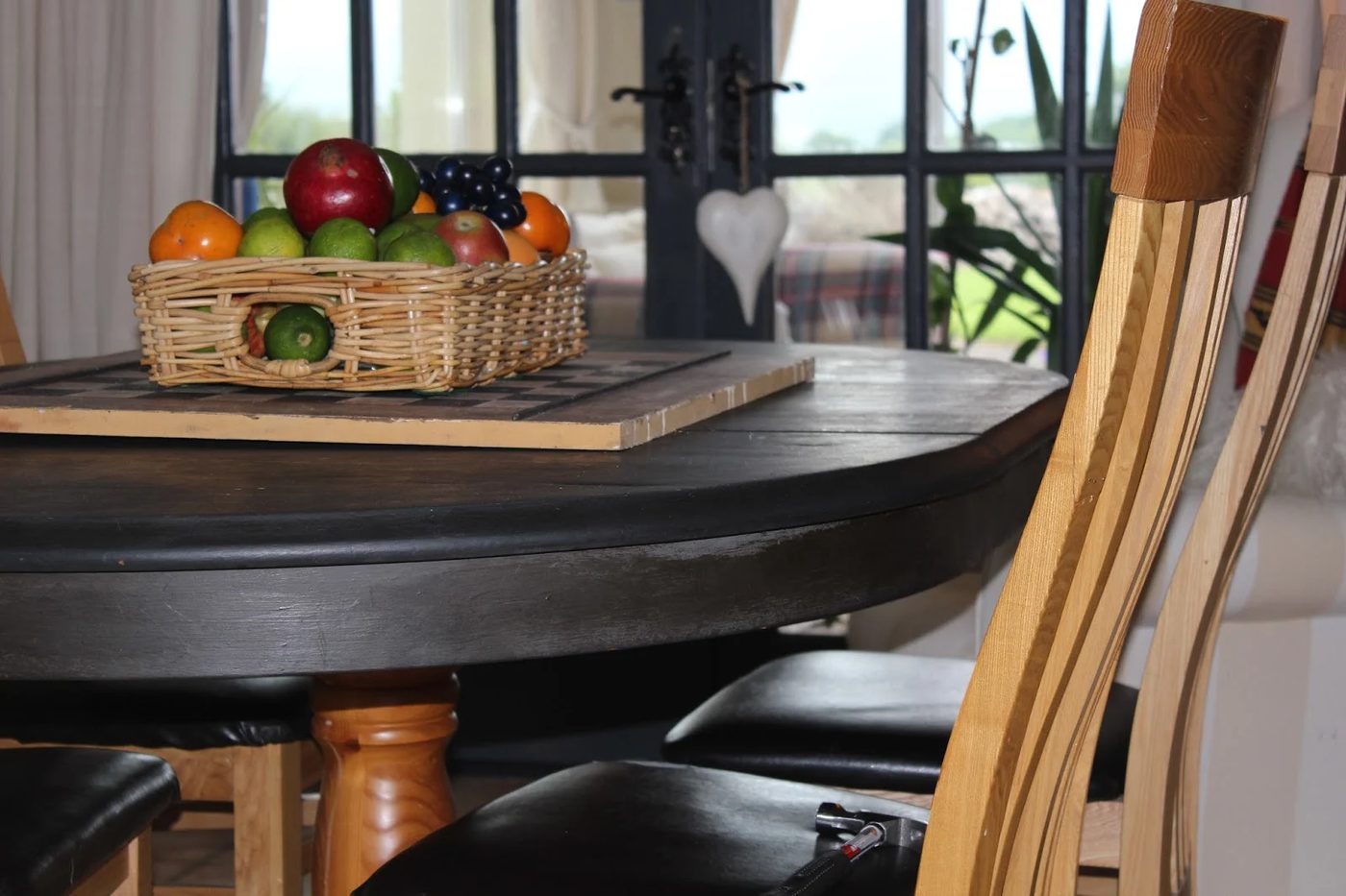 11 Dark kitchen table in white kitchen, by Paint it White featured on @Bekob