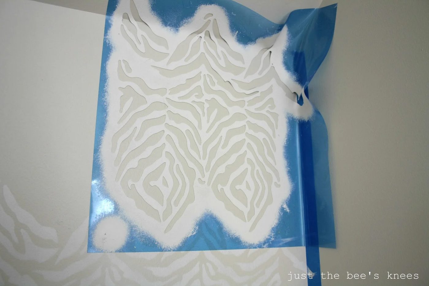 Just The Bees Knees tips for well fitted stenciled wall via @Bekob