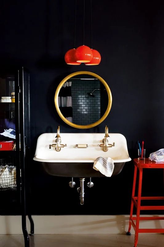 black bathroom via Bekob.com
